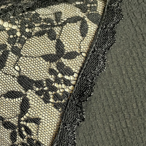 LAUNDRY by Shelli Segal Black Crepe Blouse with Lace Insets on Shoulders. Size M - Picture 5 of 6